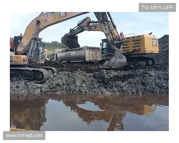 挖掘机大型矿挖剥离作业